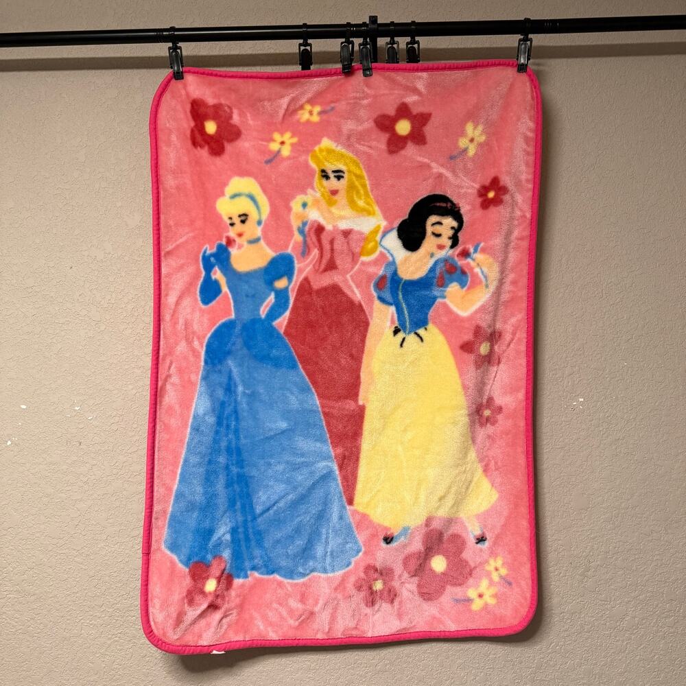 Disney Princess plush crib blanket - pink Cinderella Snow White Sleeping Beauty